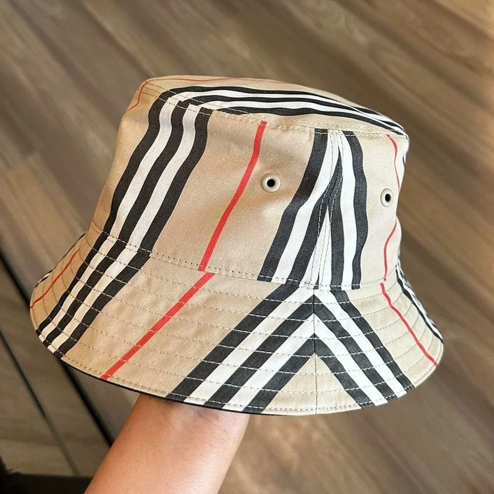 BURBERRY Reversible Icon Stripe Cotton Bucket Hat! - Picture 3 of 6